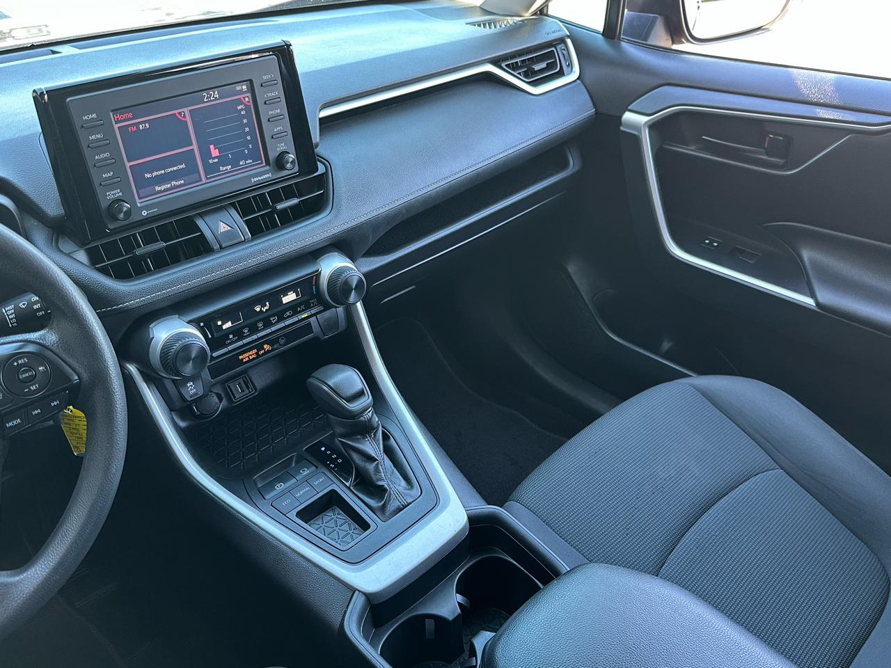 Toyota RAV4 LE FWD (Natl) 2021