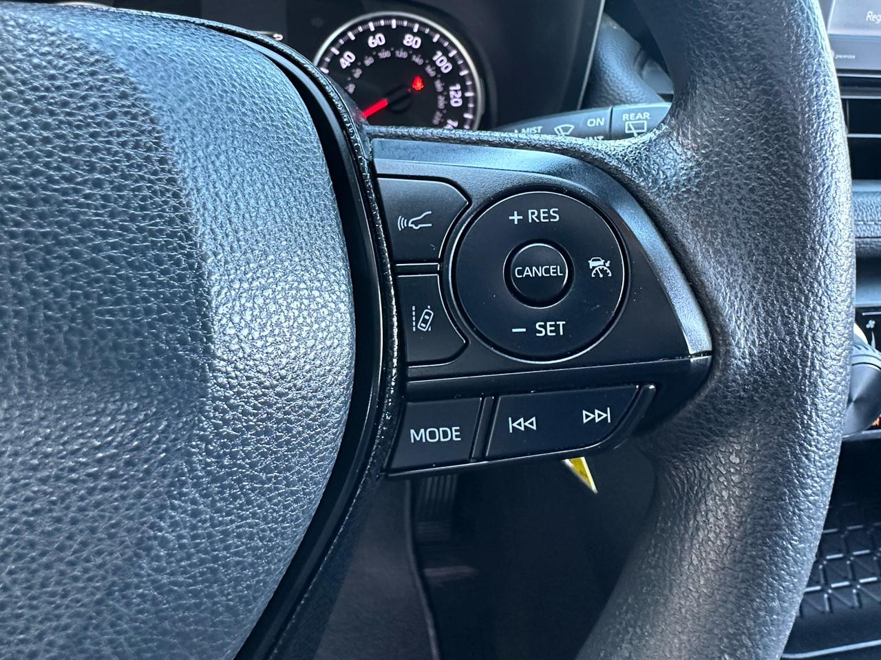 Toyota RAV4 LE FWD (Natl) 2021