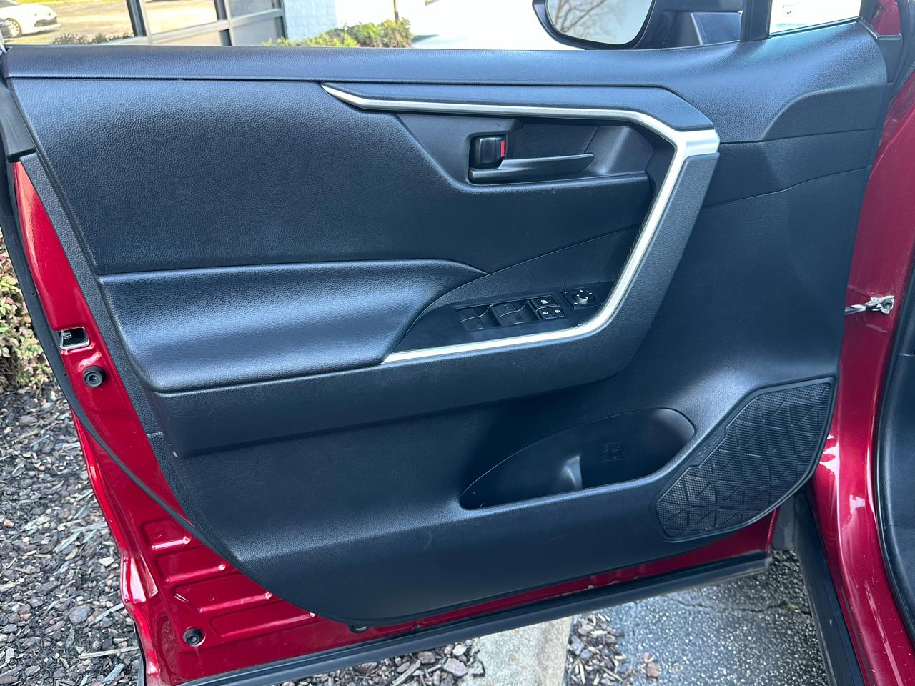 Toyota RAV4 LE FWD (Natl) 2021