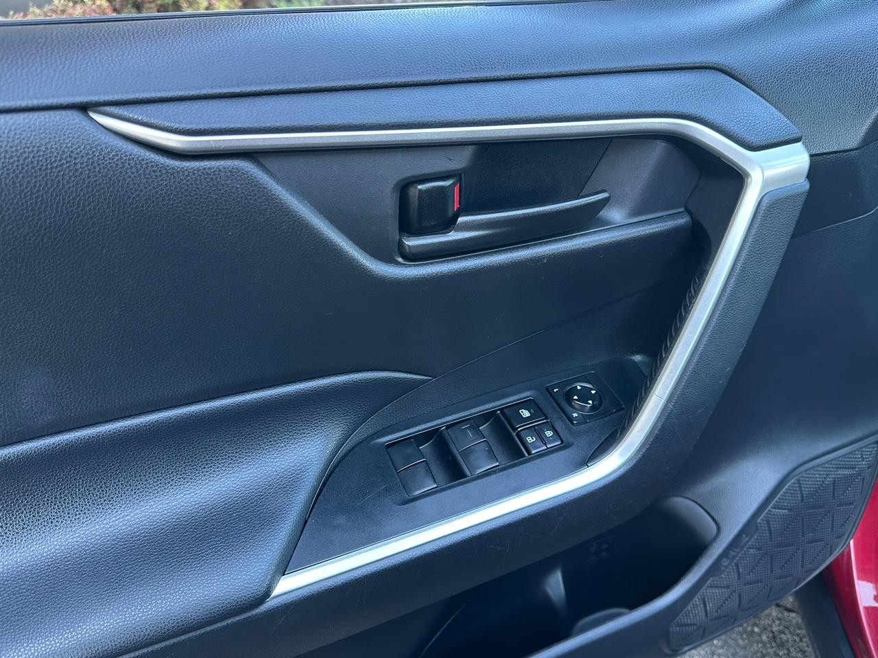 Toyota RAV4 LE FWD (Natl) 2021