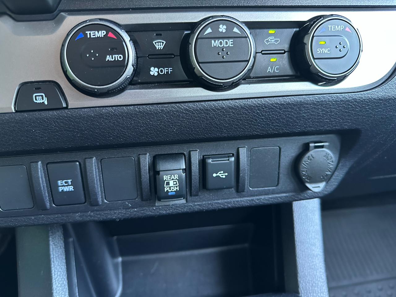 Toyota Tacoma 2WD SR5 Double Cab 5' Bed V6 AT (Natl) 2022