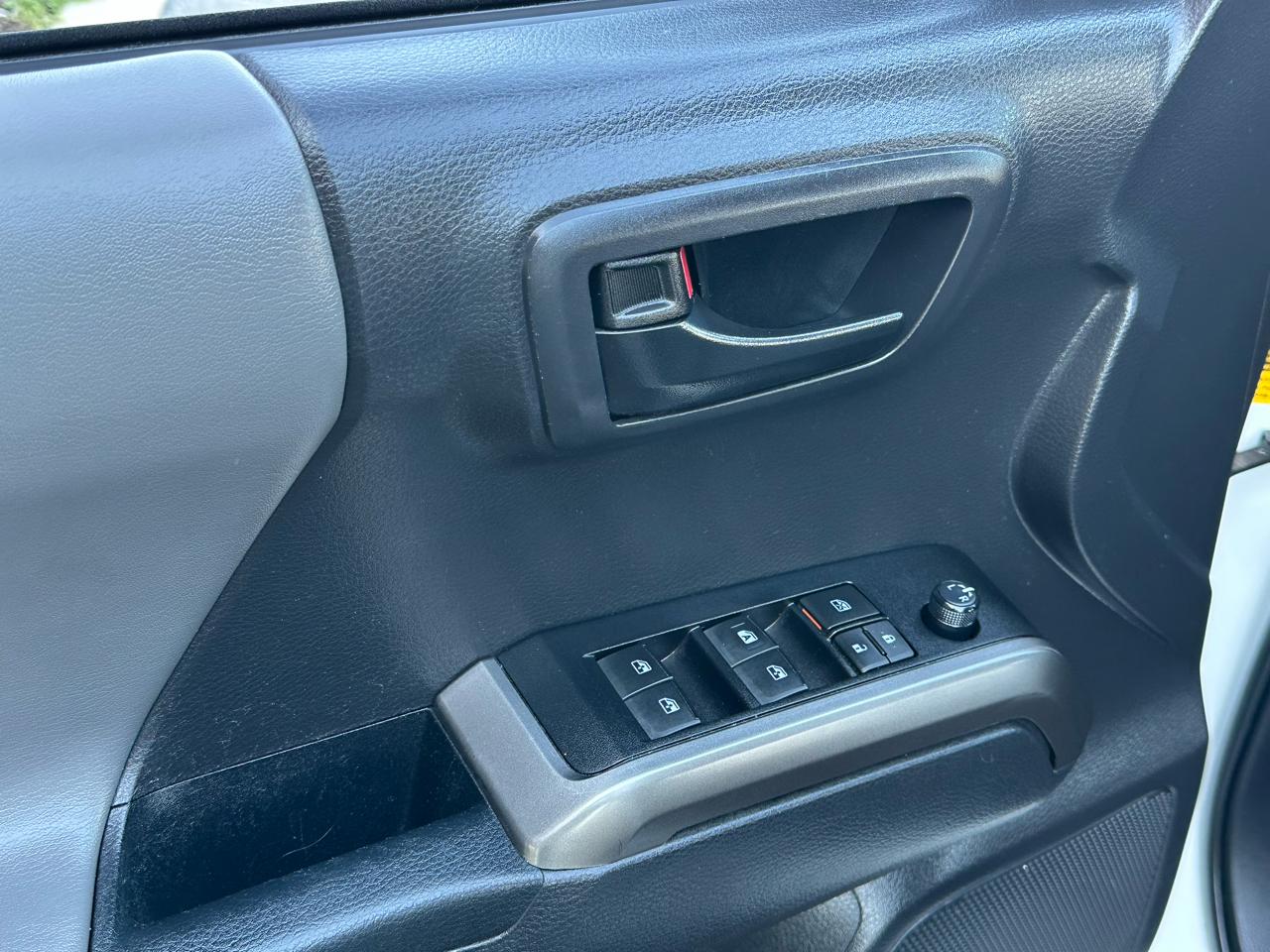 Toyota Tacoma 2WD SR5 Double Cab 5' Bed V6 AT (Natl) 2022