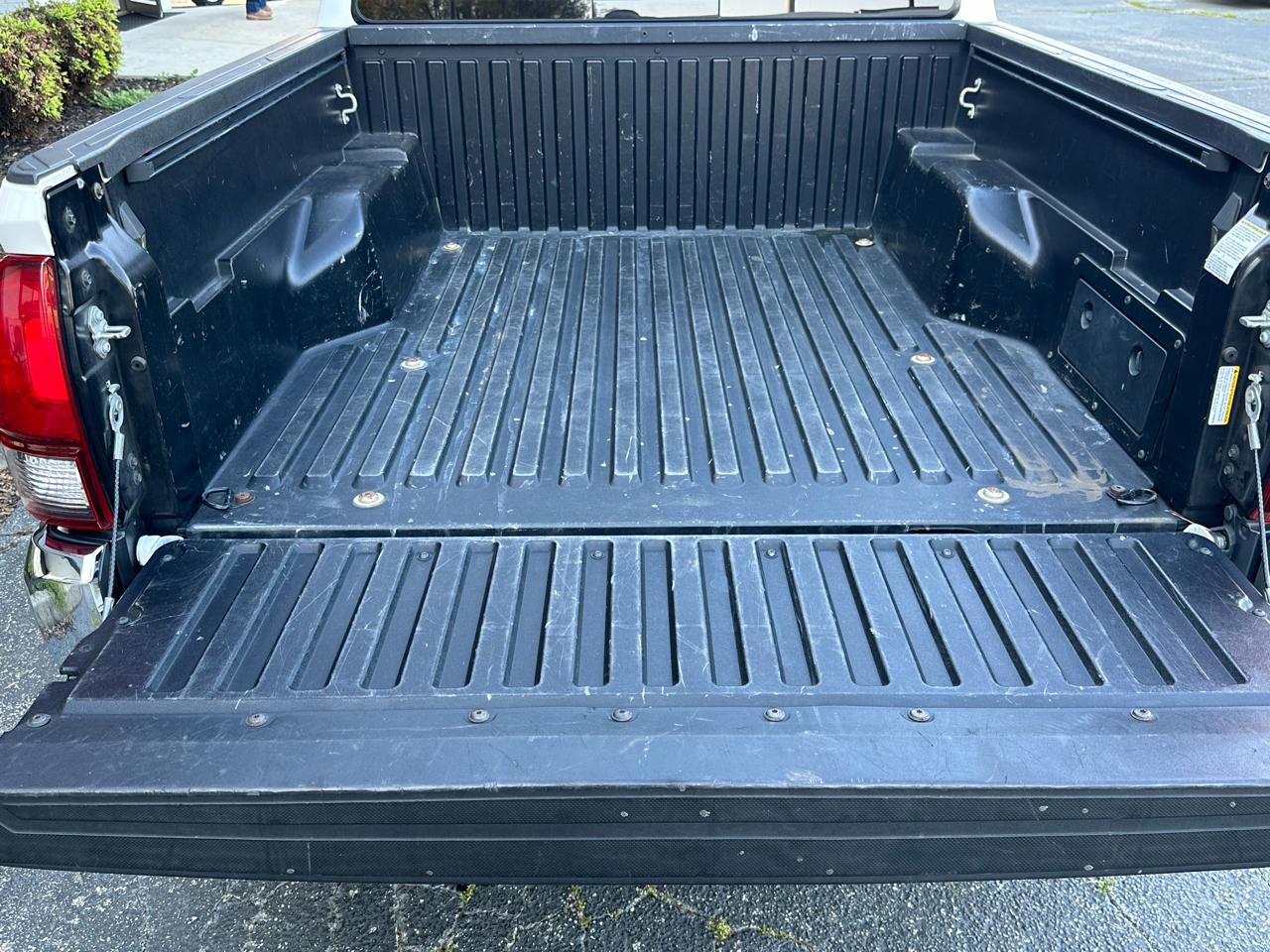 Toyota Tacoma 2WD SR5 Double Cab 5' Bed V6 AT (Natl) 2022