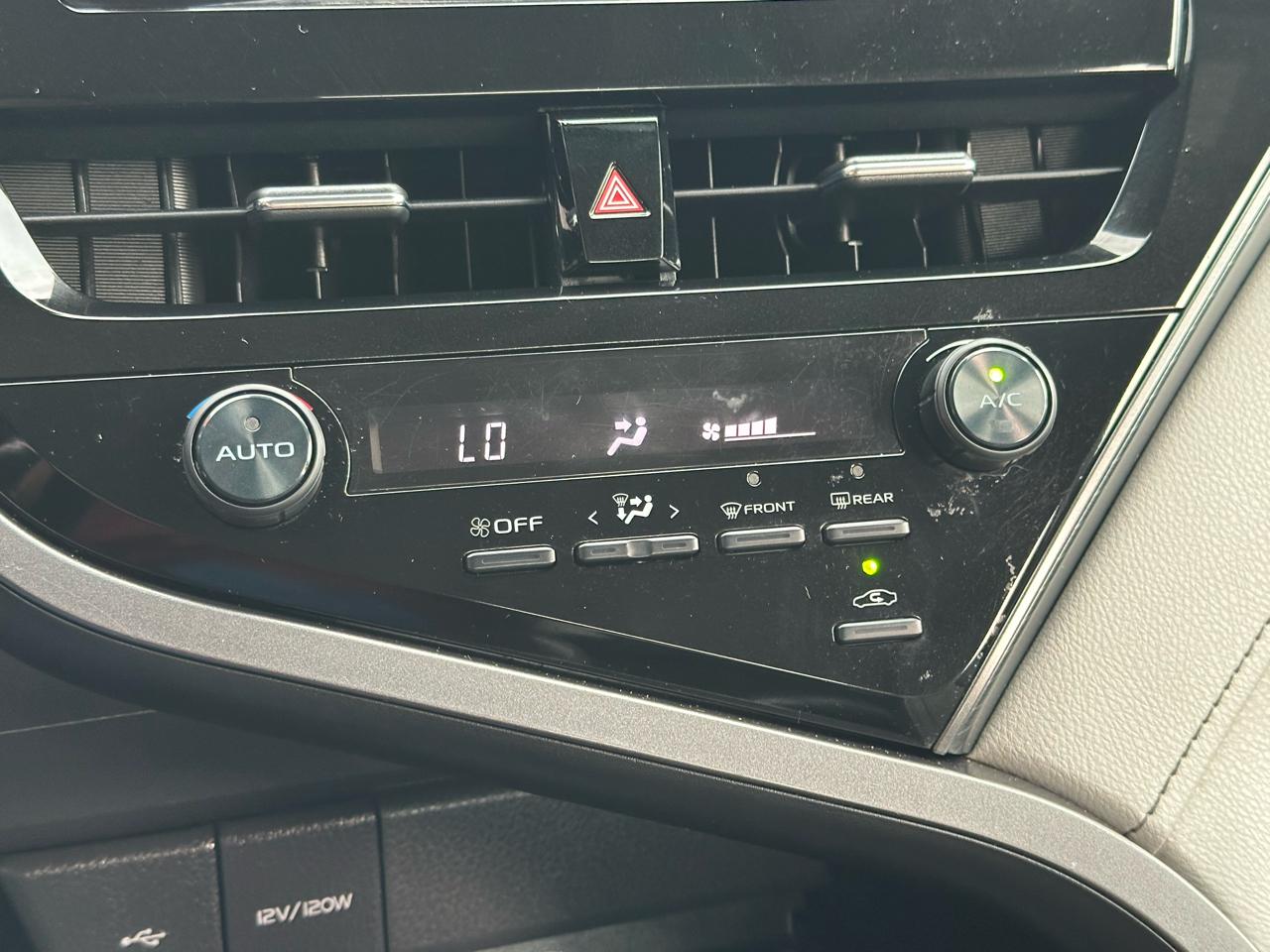 Toyota Camry SE Auto (Natl) 2021