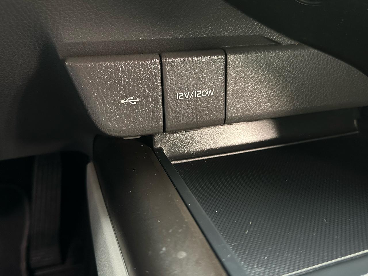 Toyota Camry SE Auto (Natl) 2021