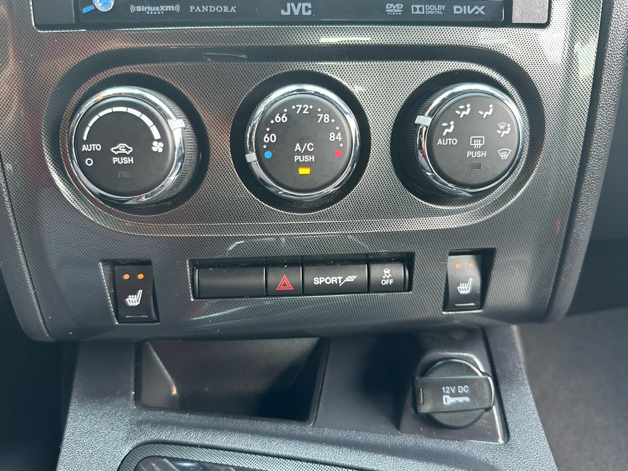 Dodge Challenger 2dr Cpe SXT Plus 2014
