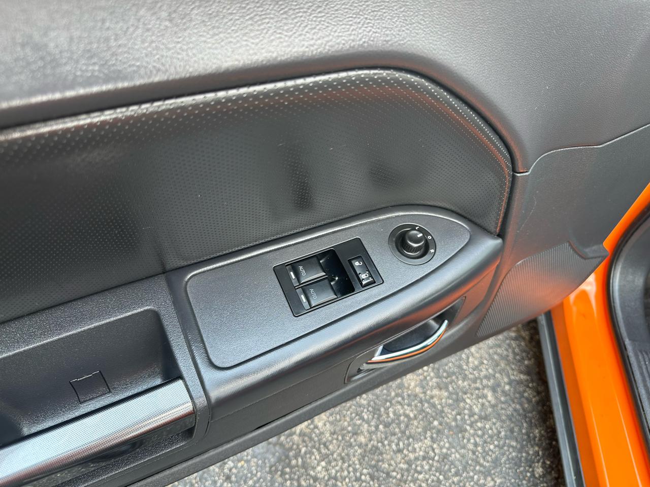 Dodge Challenger 2dr Cpe SXT Plus 2014