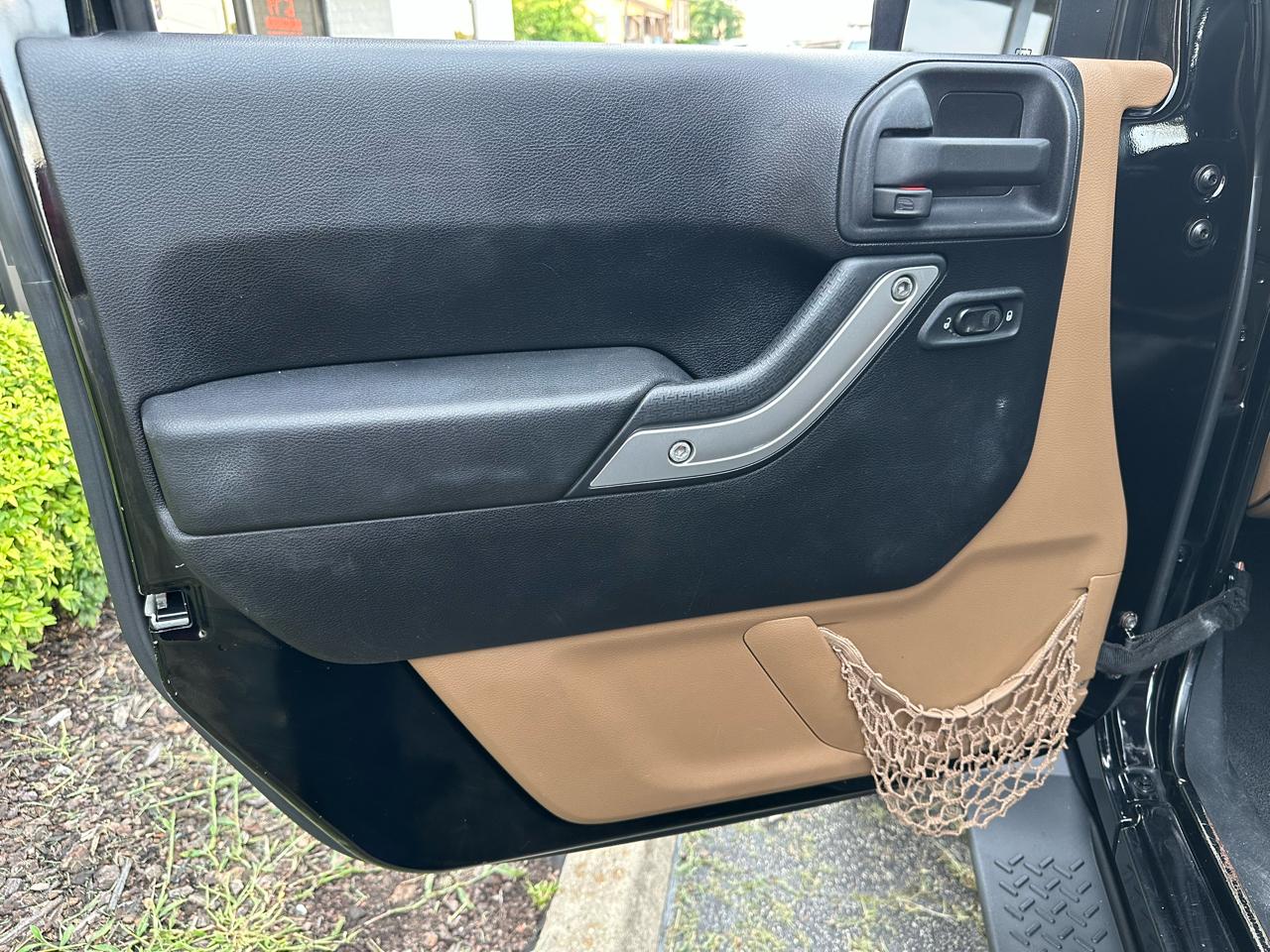 Jeep Wrangler Unlimited 4WD 4dr Sahara 2012