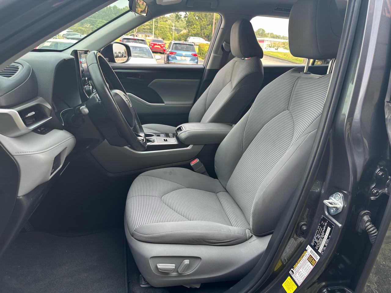 Toyota Highlander LE FWD (Natl) 2021