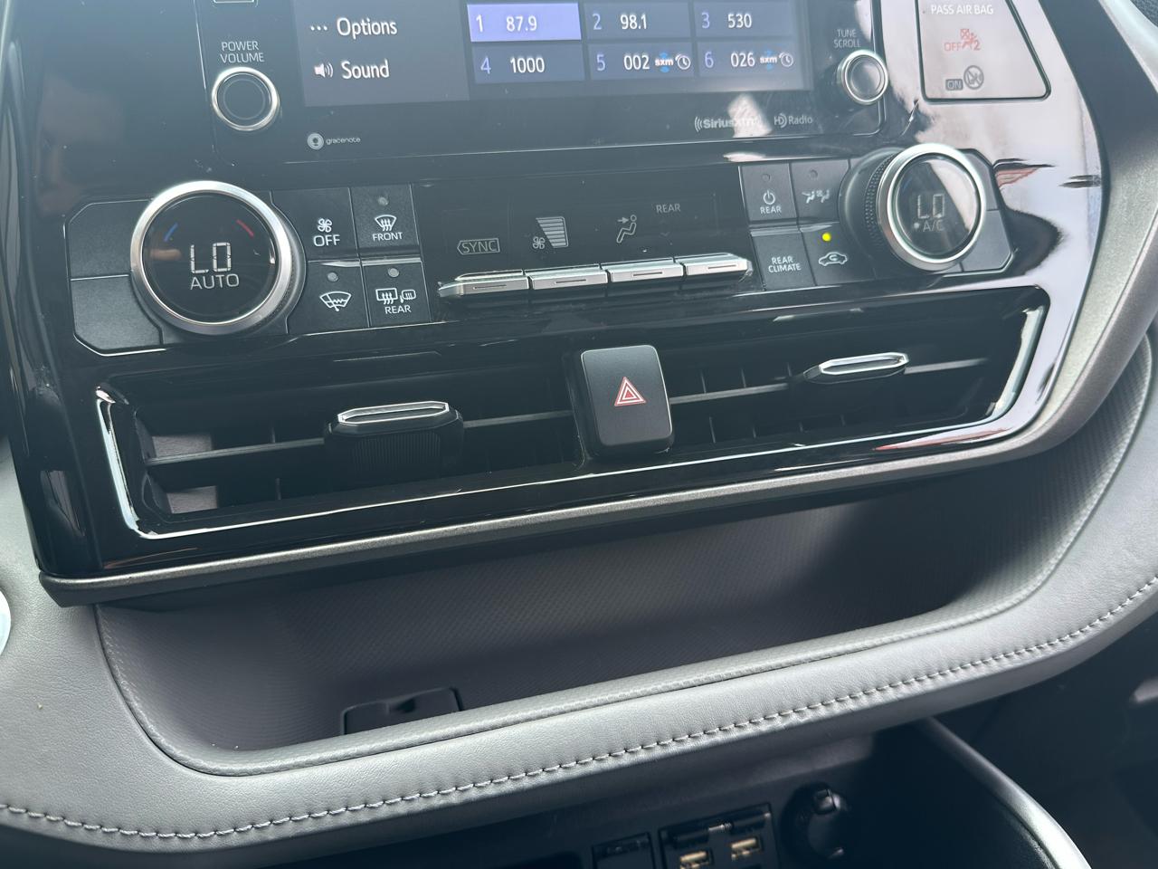 Toyota Highlander LE FWD (Natl) 2021