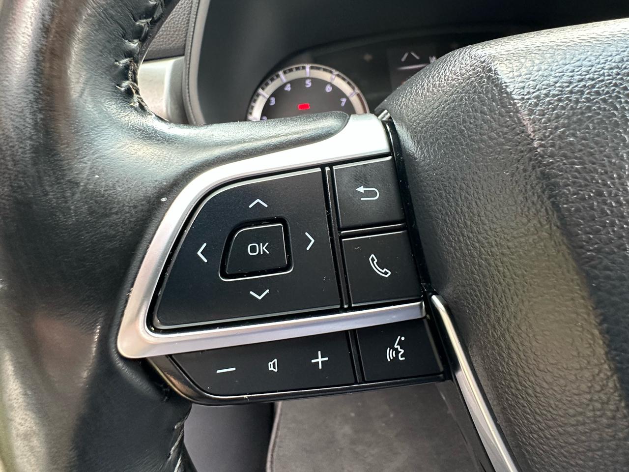 Toyota Highlander LE FWD (Natl) 2021