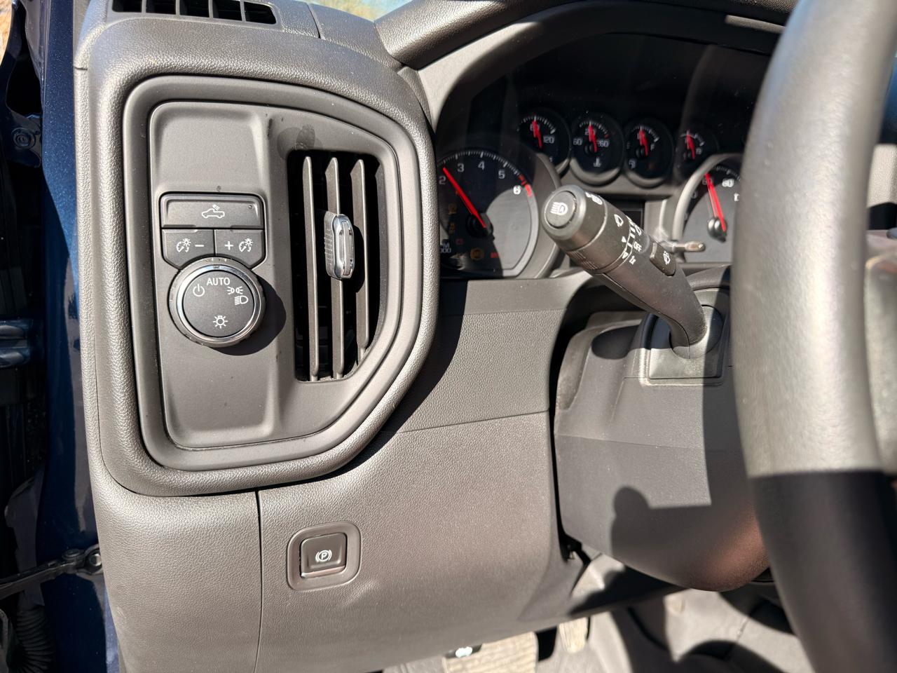 Chevrolet Silverado 1500 Custom Crew Cab 2WD 2023