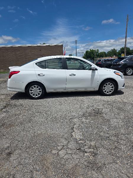 Nissan Versa 1.6 S 5M 2015