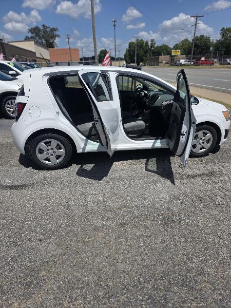 Chevrolet Sonic LS Auto 5-Door 2016