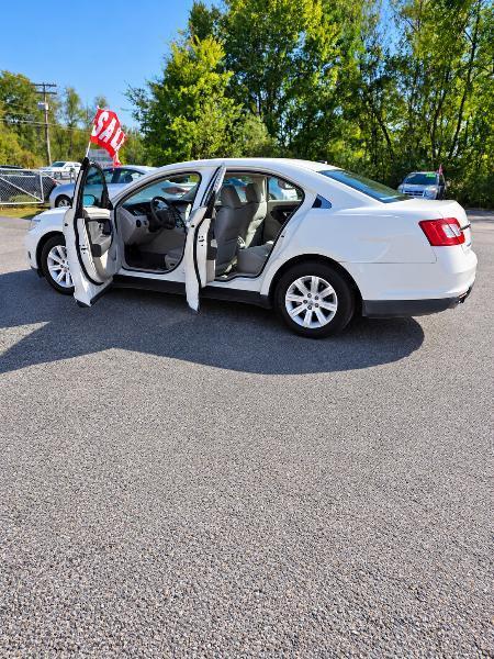 Ford Taurus SE FWD 2012