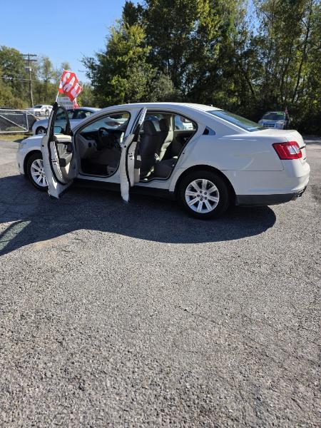 Ford Taurus SE FWD 2012