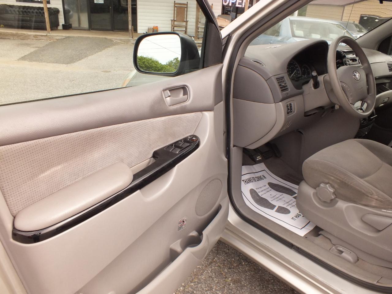 Toyota Sienna 5dr CE FWD 7-Passenger (Natl) 2004