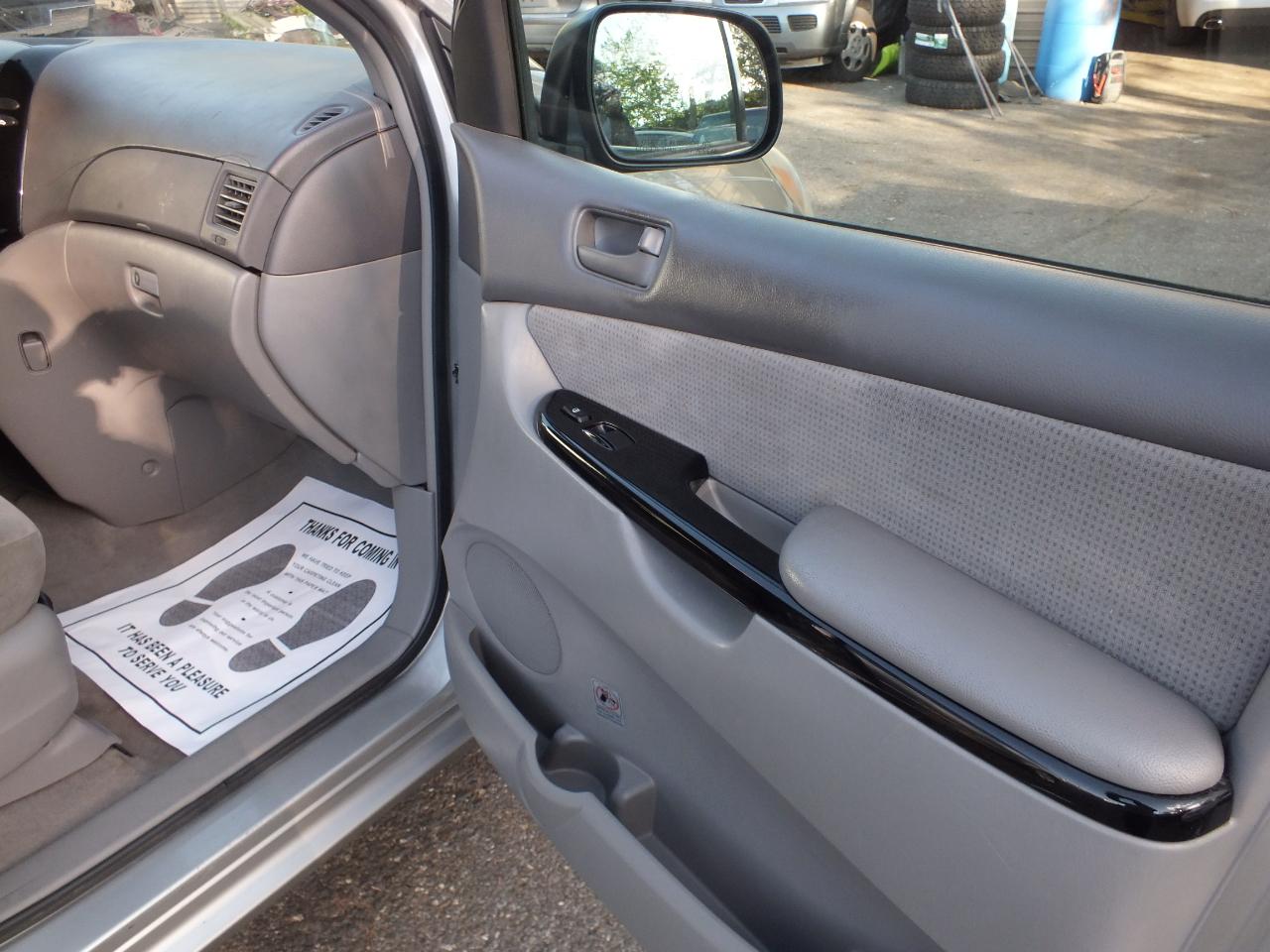 Toyota Sienna 5dr CE FWD 7-Passenger (Natl) 2004