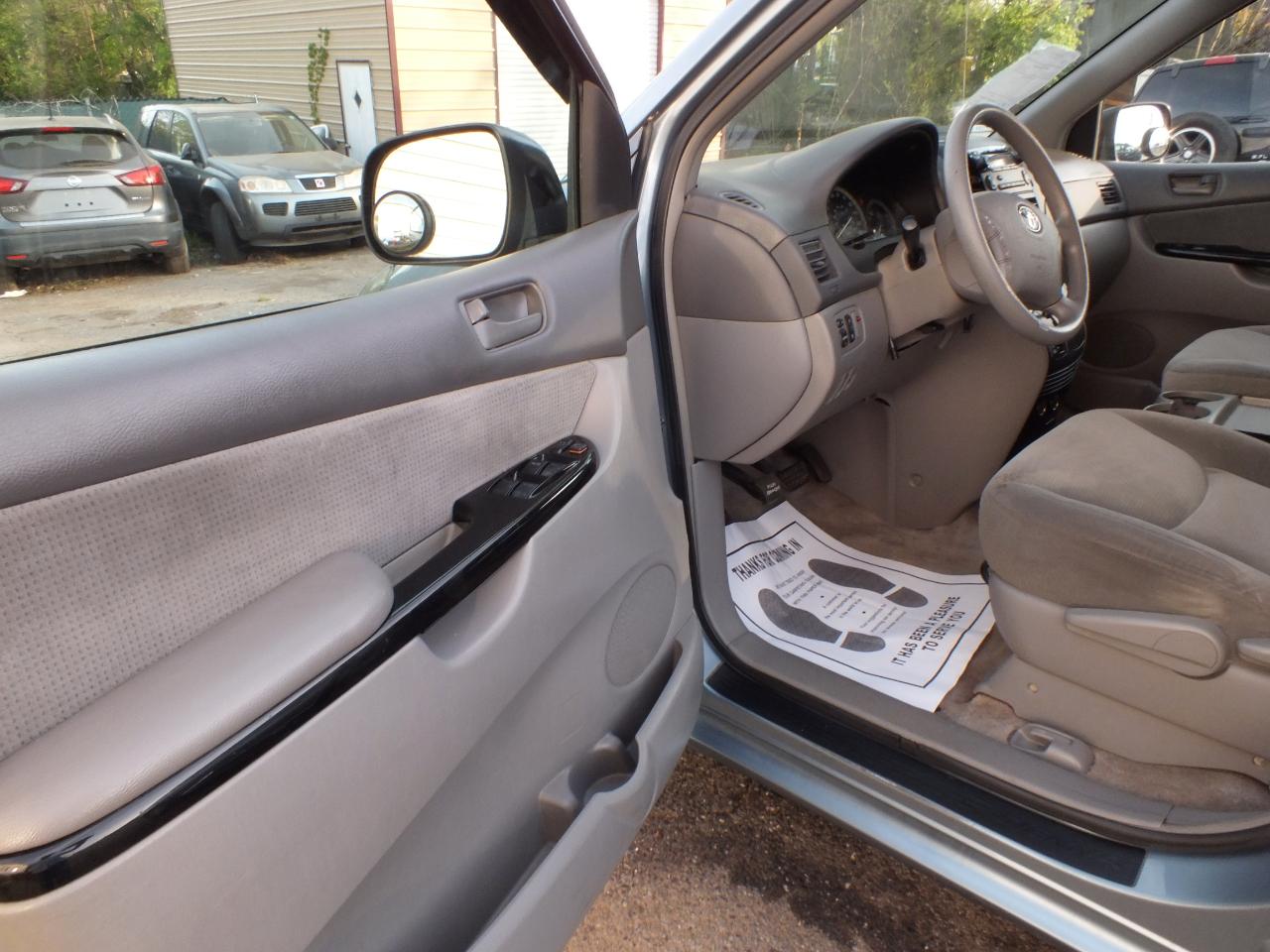 Toyota Sienna CE FWD Cargo Van (Natl) 2005