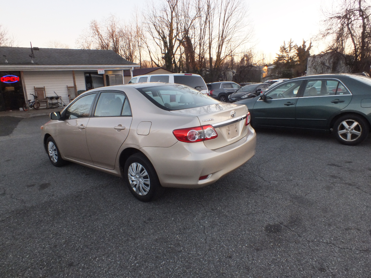 Toyota Corolla 4dr Sdn Auto LE (Natl) 2011