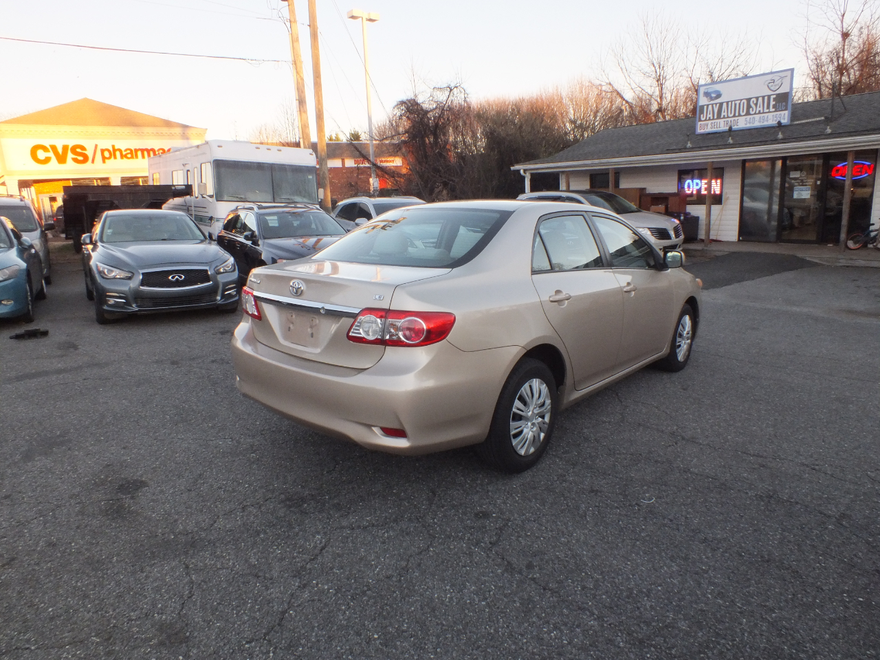 Toyota Corolla 4dr Sdn Auto LE (Natl) 2011