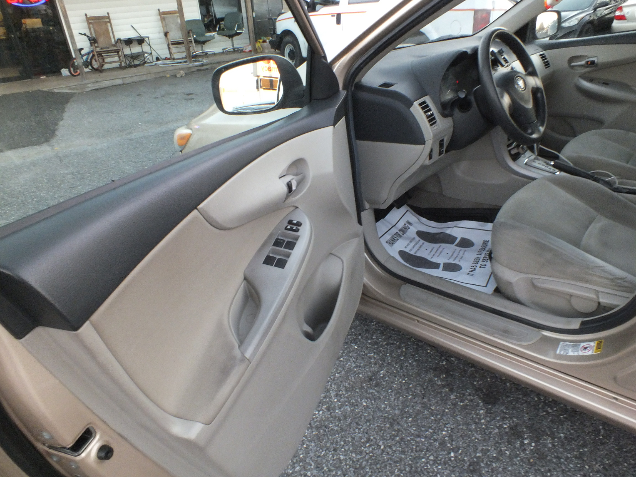 Toyota Corolla 4dr Sdn Auto LE (Natl) 2011