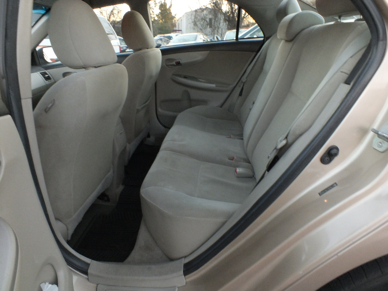 Toyota Corolla 4dr Sdn Auto LE (Natl) 2011