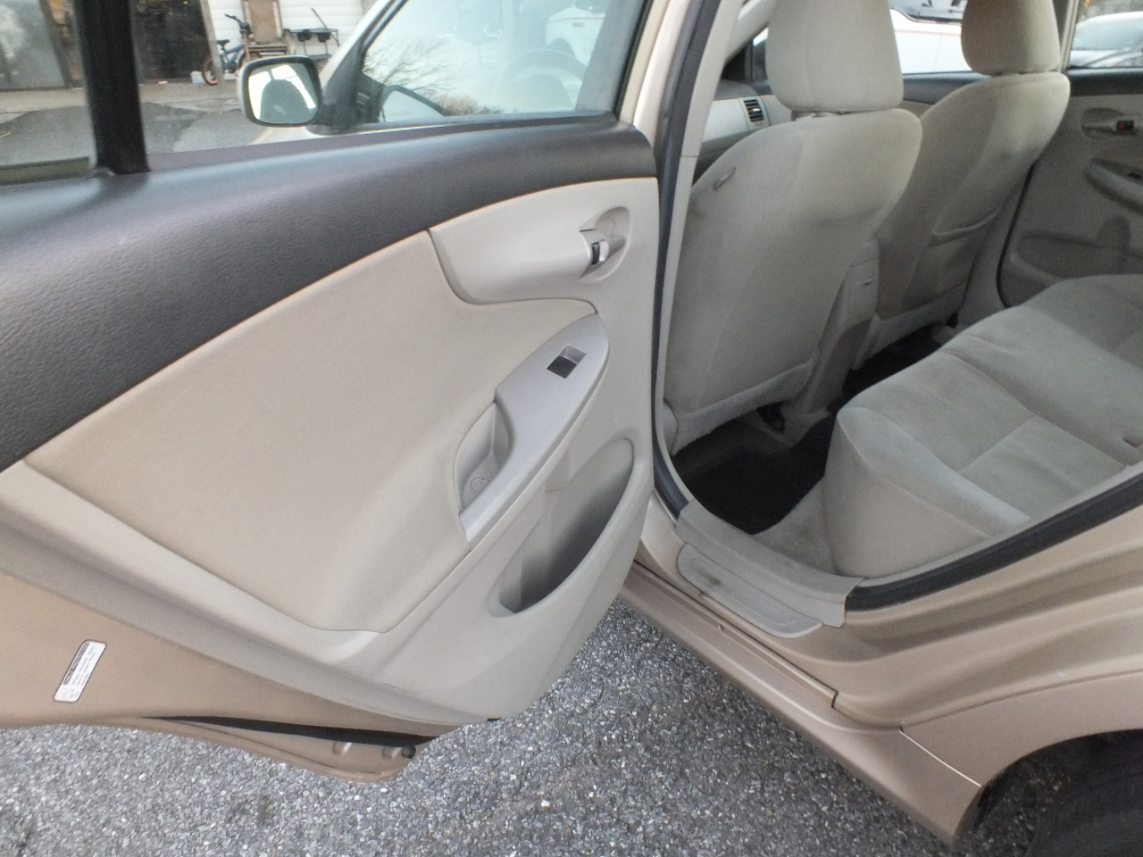 Toyota Corolla 4dr Sdn Auto LE (Natl) 2011