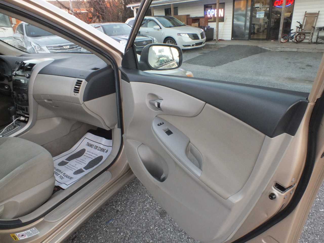 Toyota Corolla 4dr Sdn Auto LE (Natl) 2011