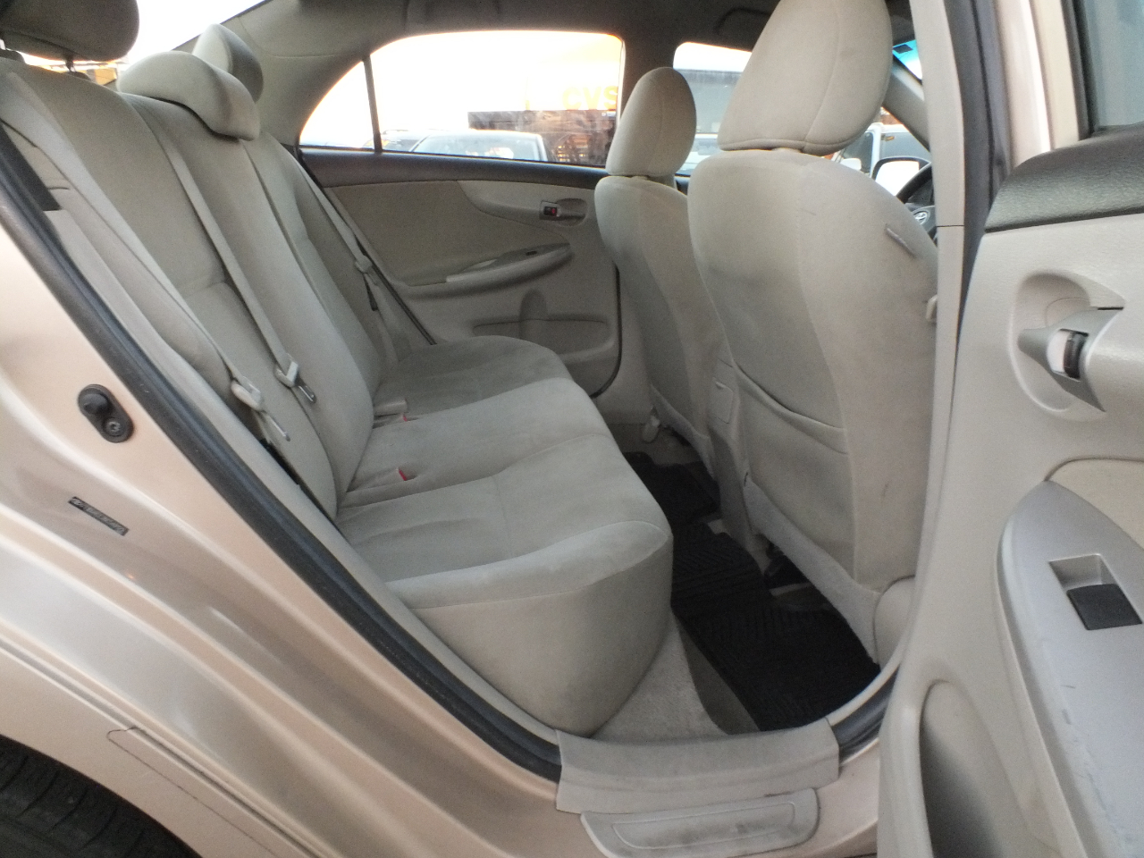 Toyota Corolla 4dr Sdn Auto LE (Natl) 2011