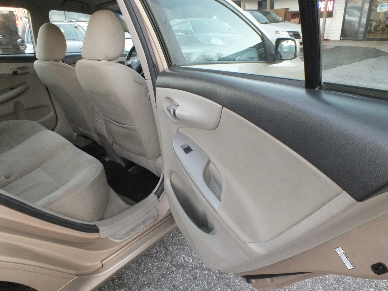 Toyota Corolla 4dr Sdn Auto LE (Natl) 2011