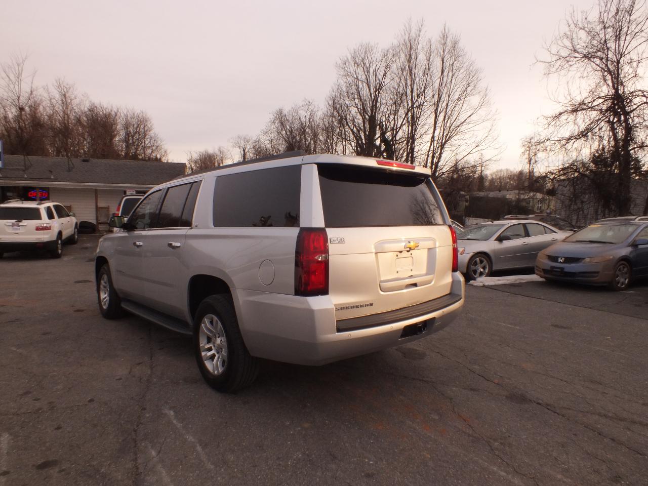 Chevrolet Suburban 4WD 4dr 1500 LT 2019