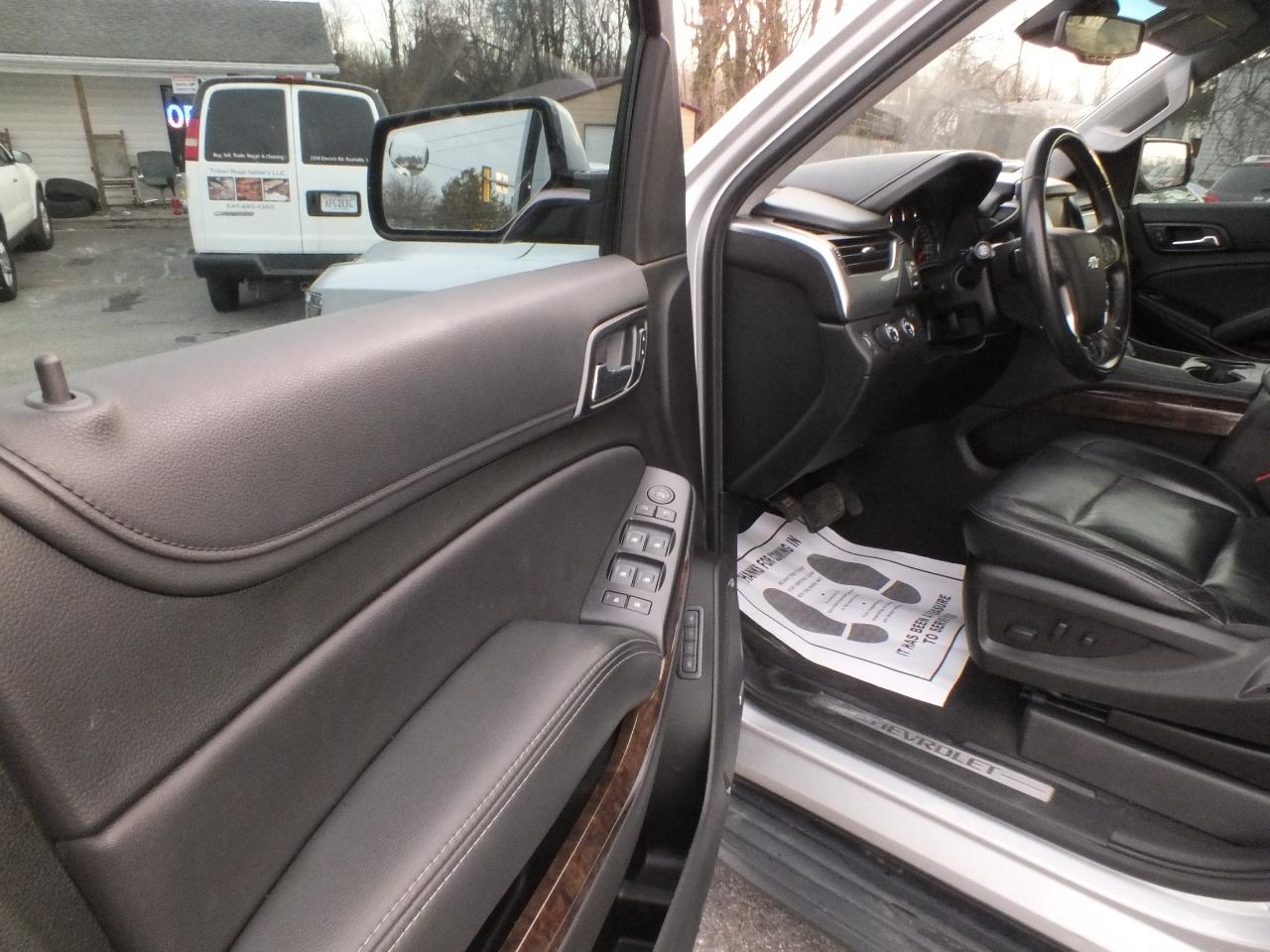 Chevrolet Suburban 4WD 4dr 1500 LT 2019