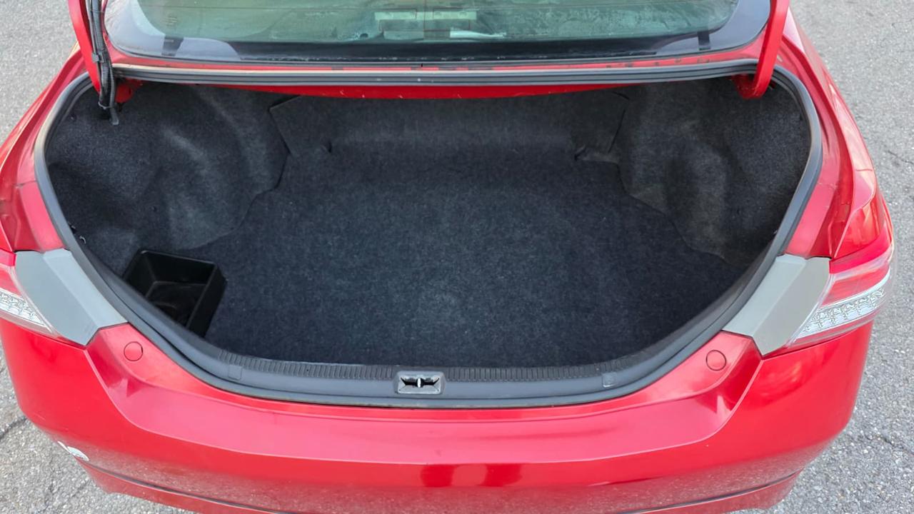 Toyota Camry 4dr Sdn I4 Man LE (Natl) 2011