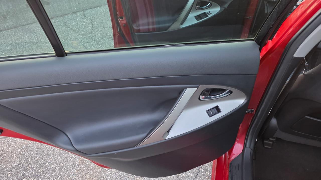 Toyota Camry 4dr Sdn I4 Man LE (Natl) 2011