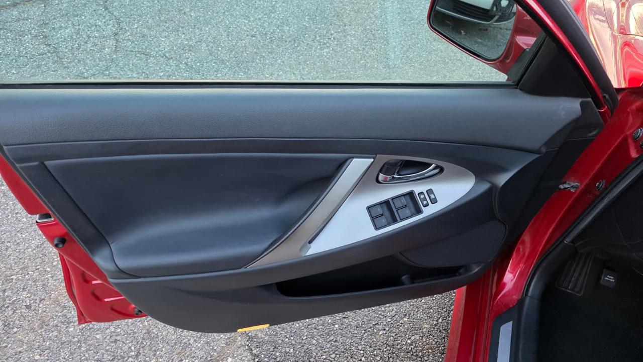 Toyota Camry 4dr Sdn I4 Man LE (Natl) 2011