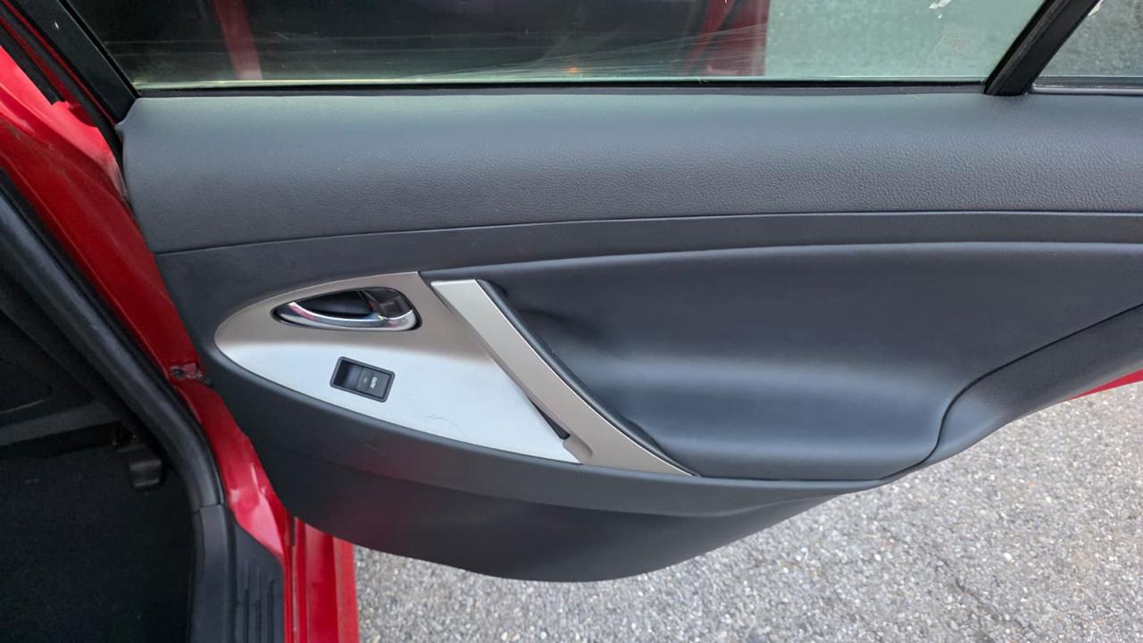 Toyota Camry 4dr Sdn I4 Man LE (Natl) 2011