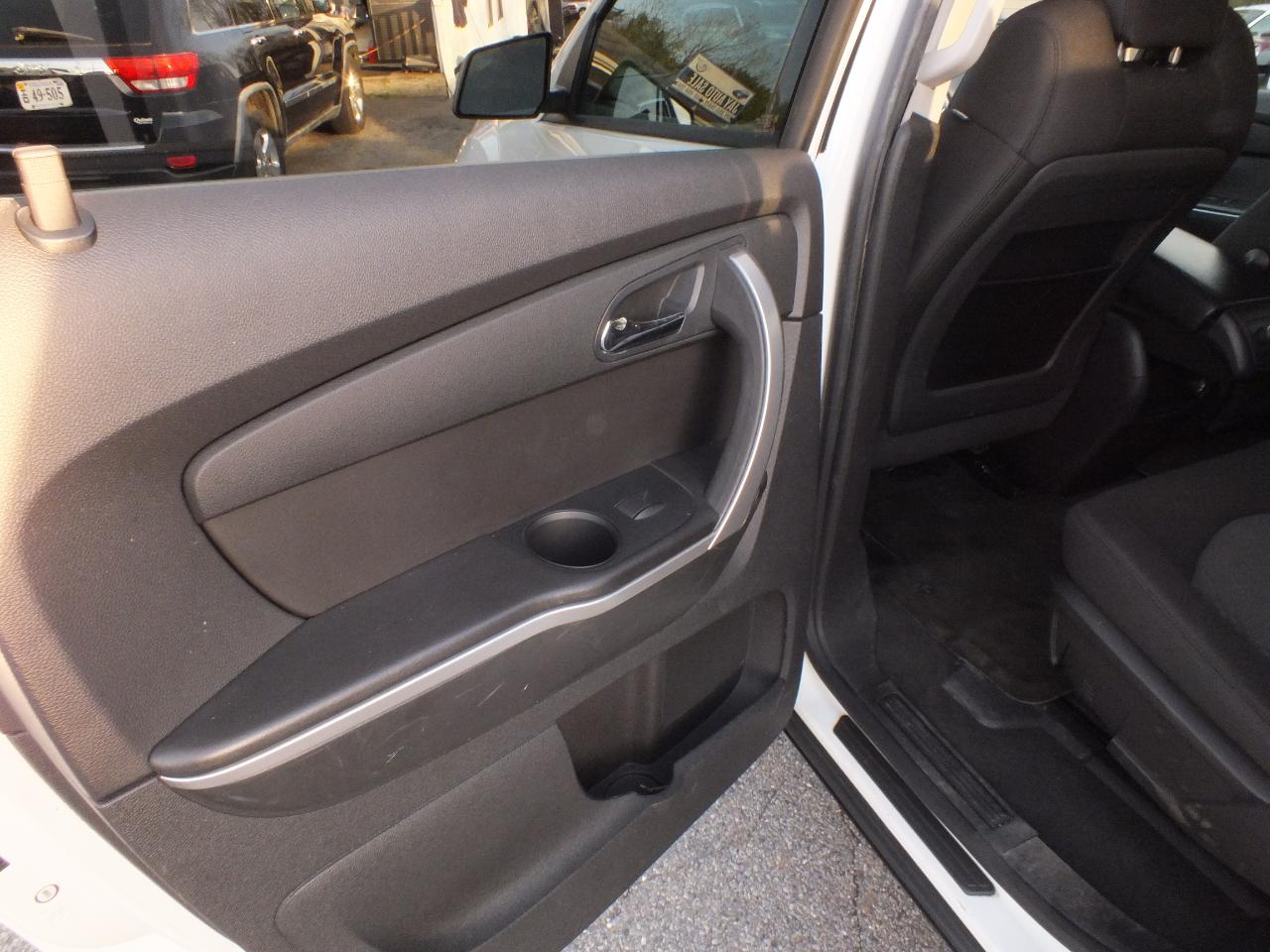 GMC Acadia AWD 4dr SLE 2010