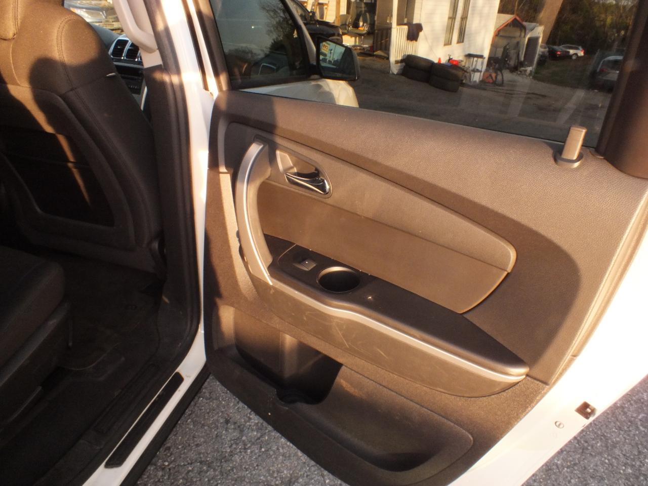 GMC Acadia AWD 4dr SLE 2010