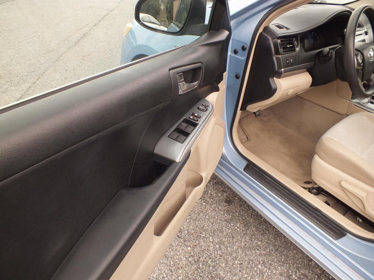 Toyota Camry Hybrid 4dr Sdn XLE (Natl) 2012