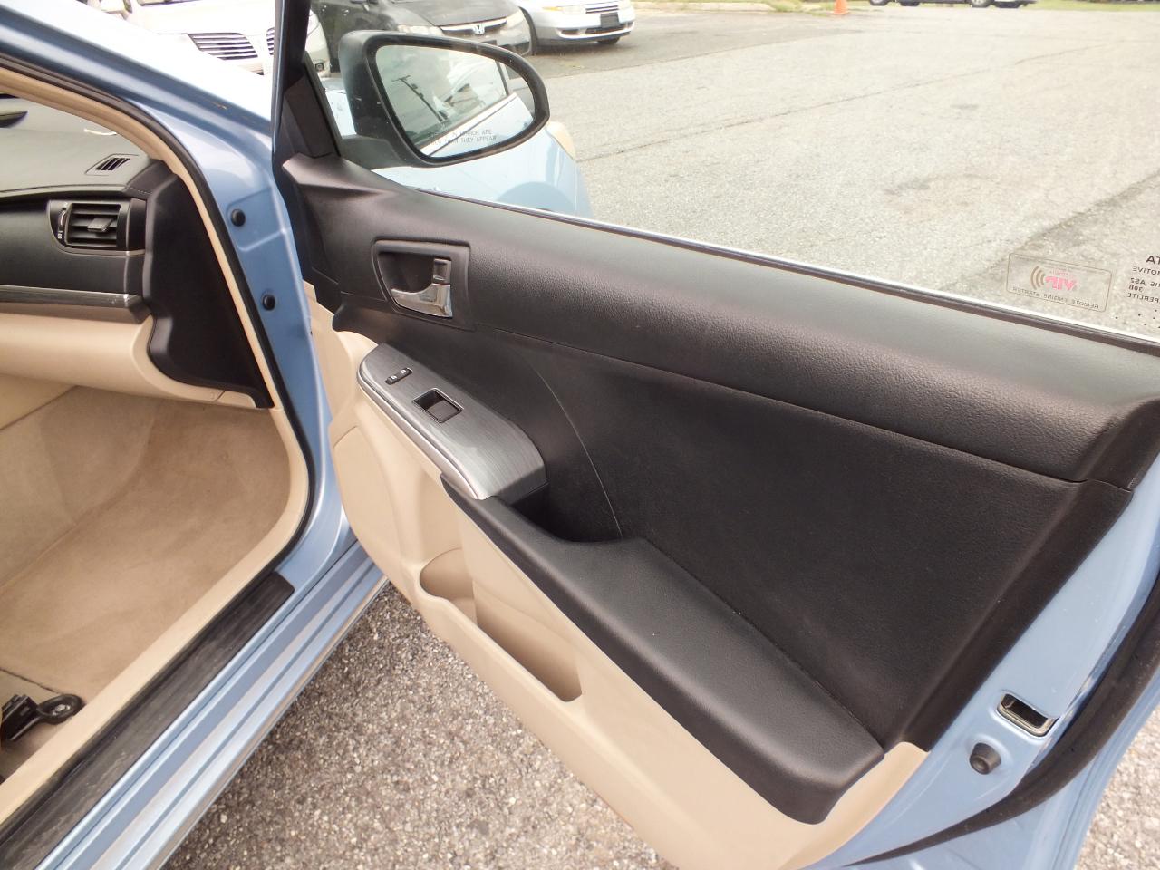 Toyota Camry Hybrid 4dr Sdn XLE (Natl) 2012