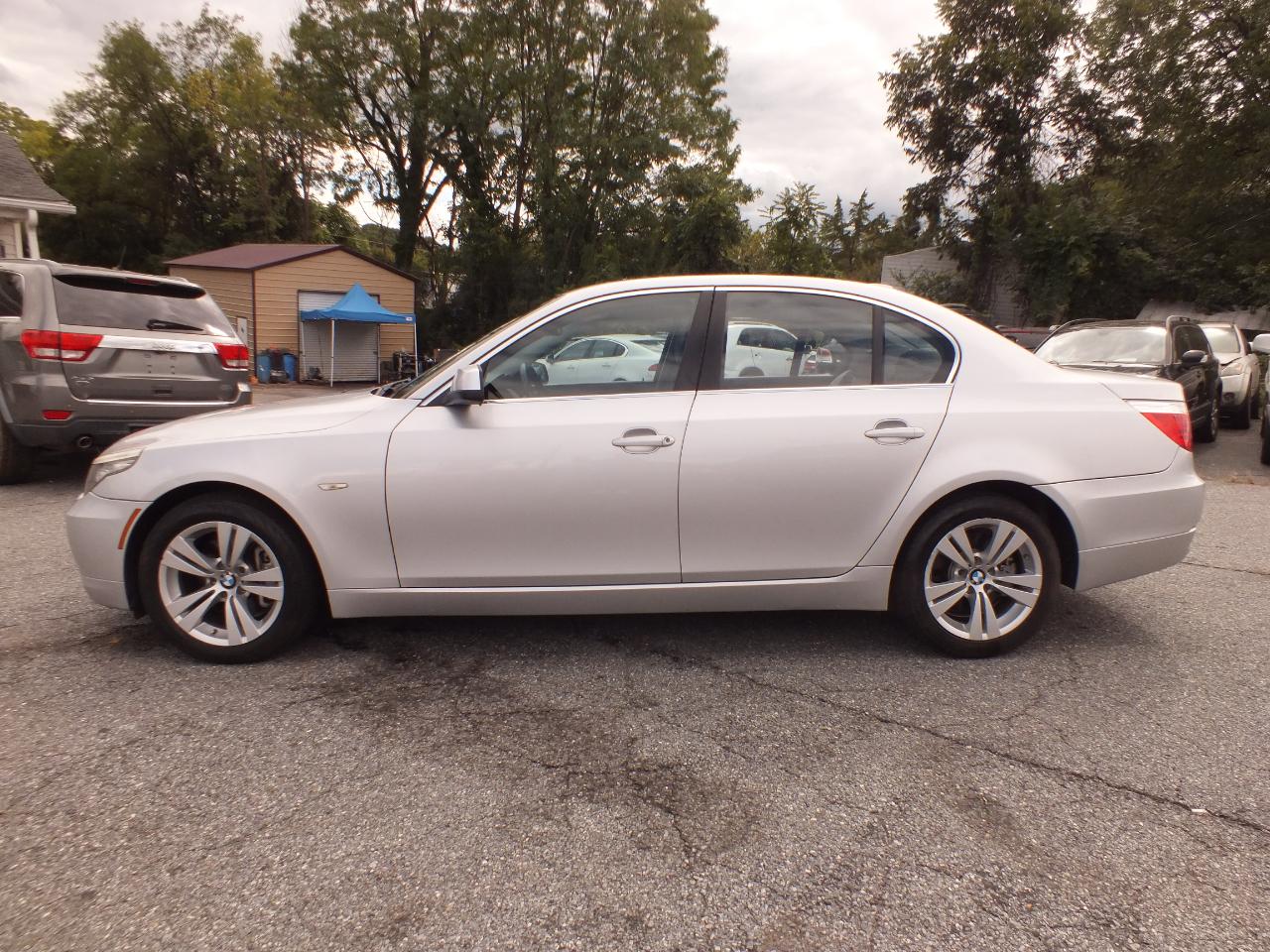 BMW 5 Series 4dr Sdn 528i RWD 2010