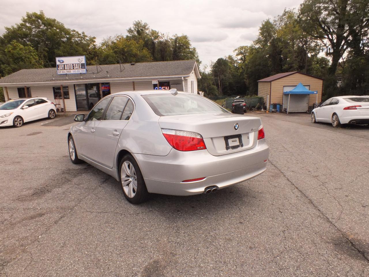 BMW 5 Series 4dr Sdn 528i RWD 2010