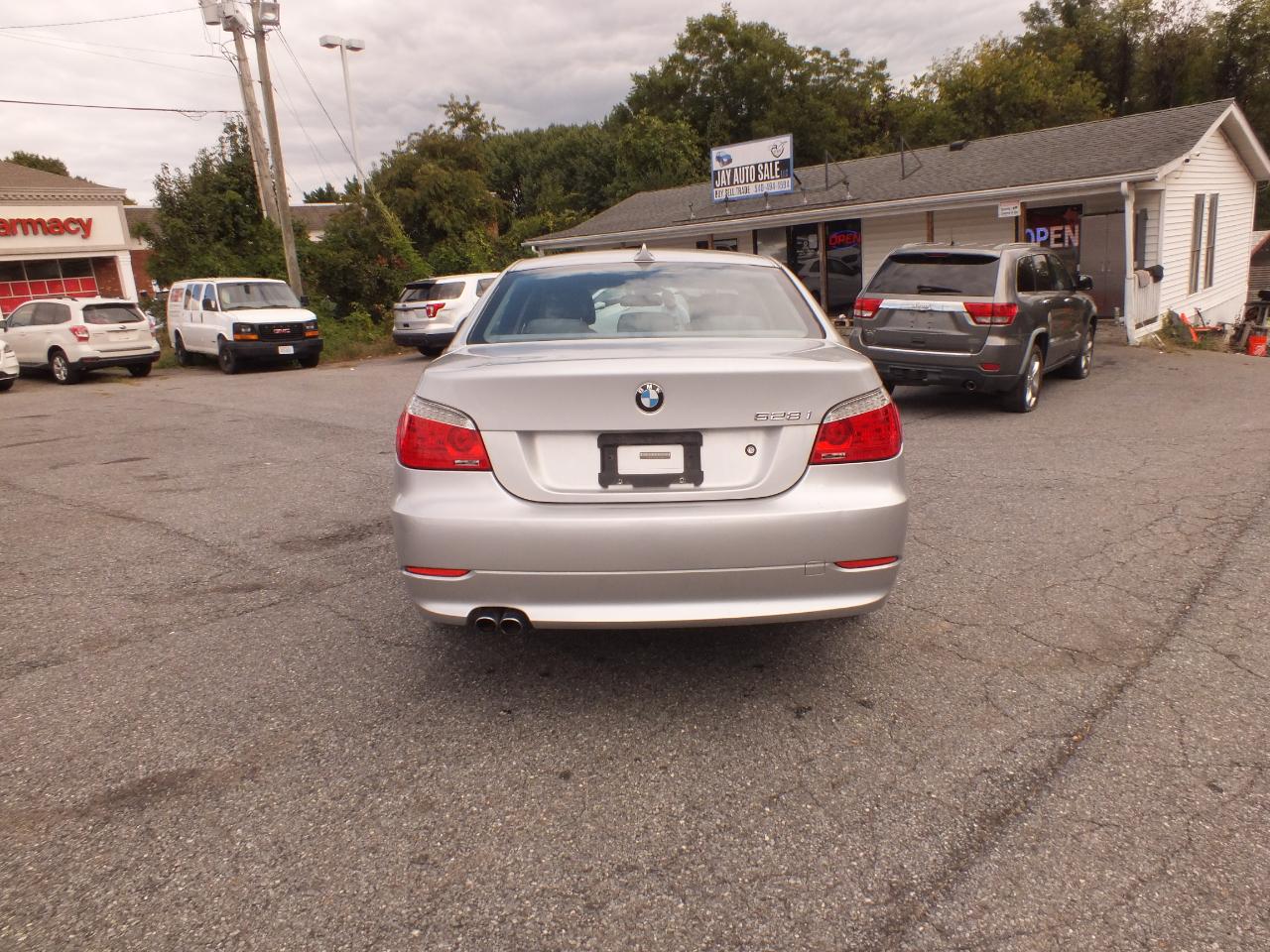 BMW 5 Series 4dr Sdn 528i RWD 2010