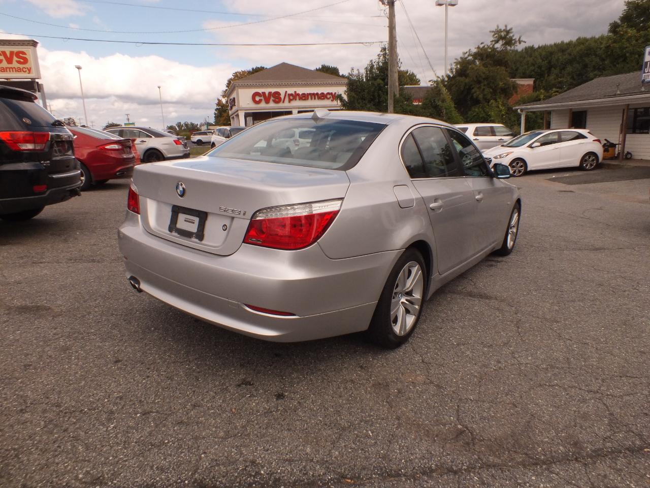 BMW 5 Series 4dr Sdn 528i RWD 2010