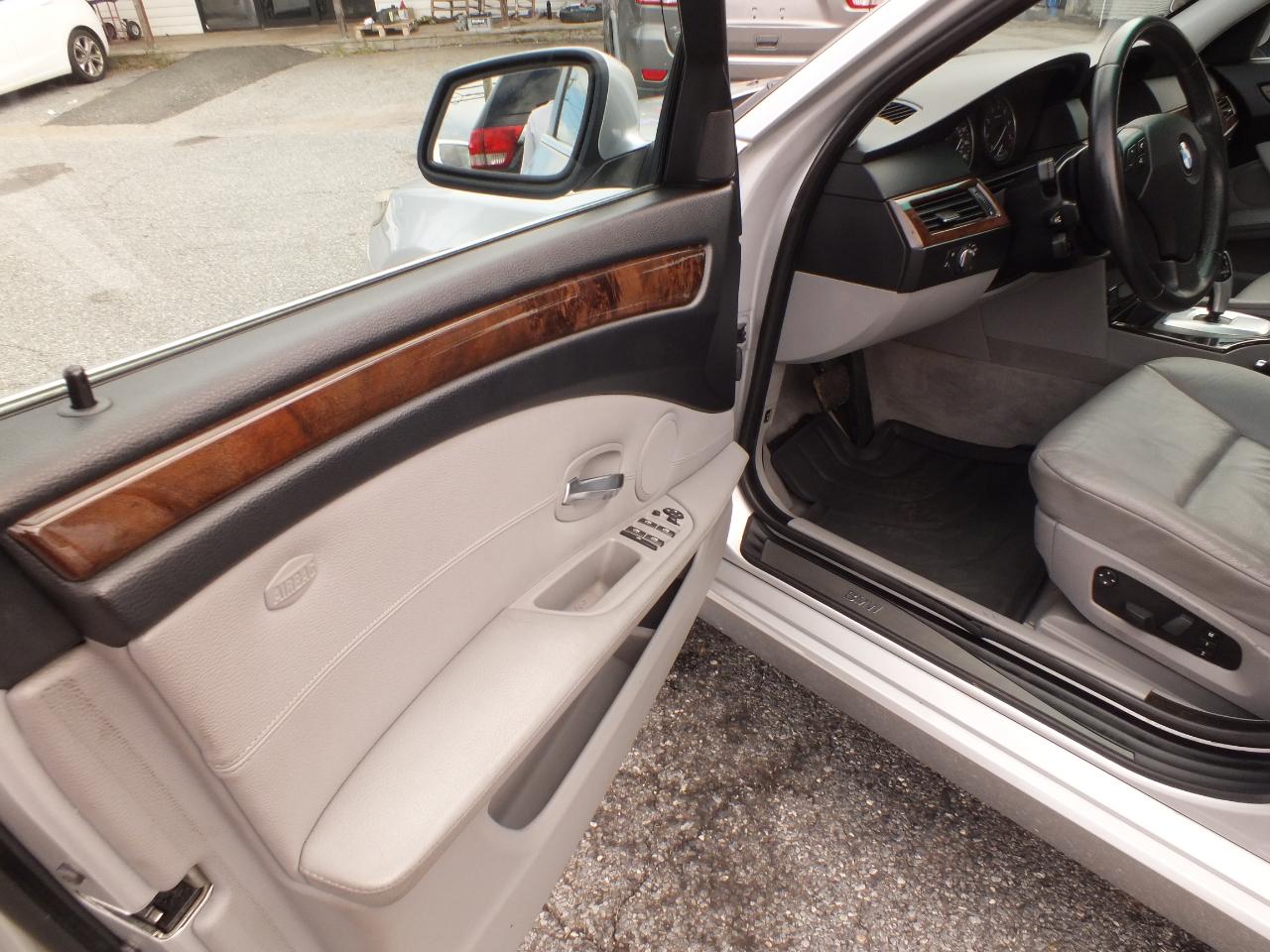 BMW 5 Series 4dr Sdn 528i RWD 2010