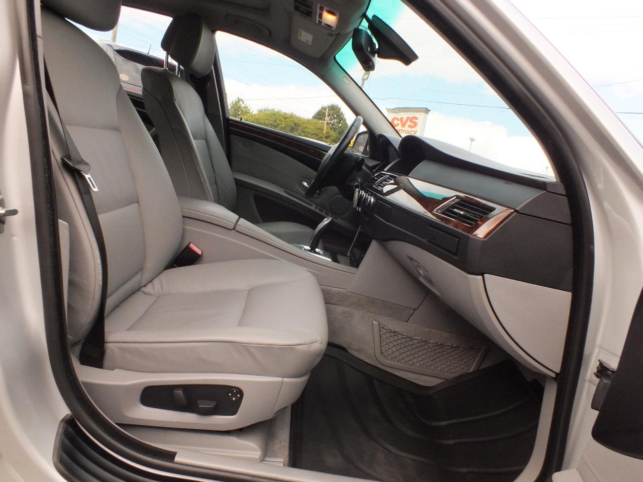 BMW 5 Series 4dr Sdn 528i RWD 2010