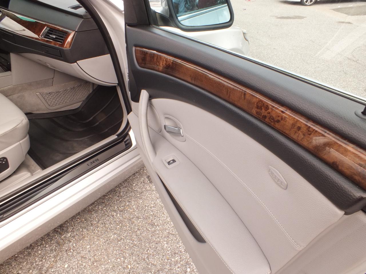 BMW 5 Series 4dr Sdn 528i RWD 2010