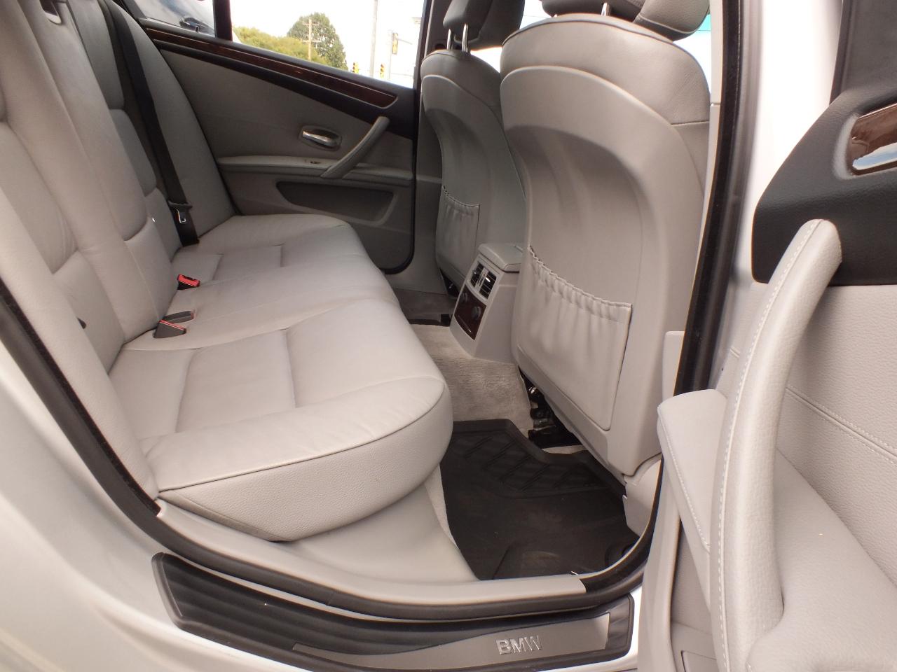BMW 5 Series 4dr Sdn 528i RWD 2010