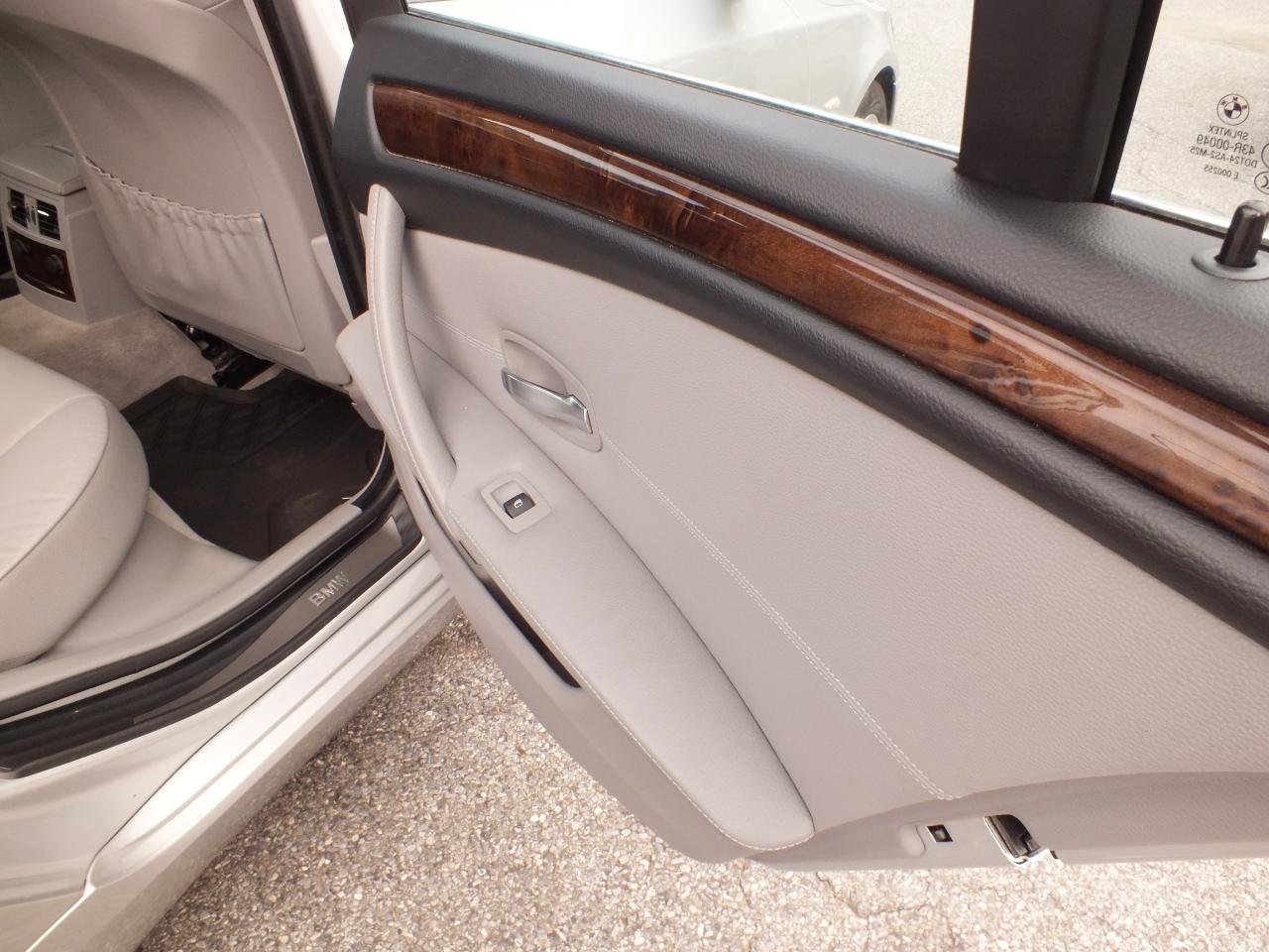 BMW 5 Series 4dr Sdn 528i RWD 2010